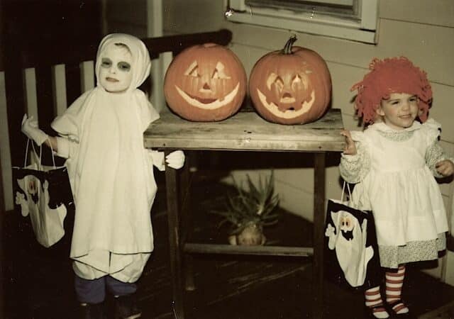 Vieilles photos d'Halloween de Dan et de sa sœur.