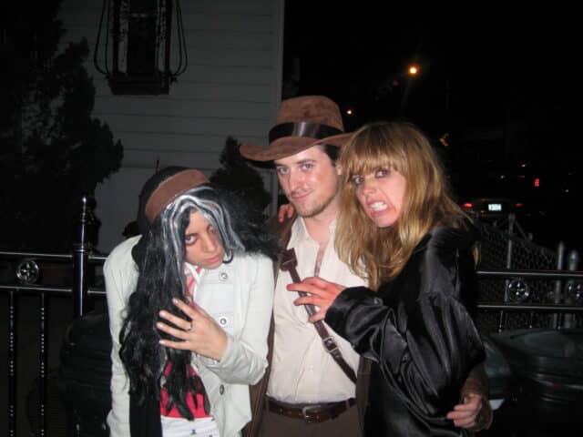 Dan Murphy et Aubrey Plaza célèbrent Halloween dans des costumes fantaisistes en tant que jeunes adultes.