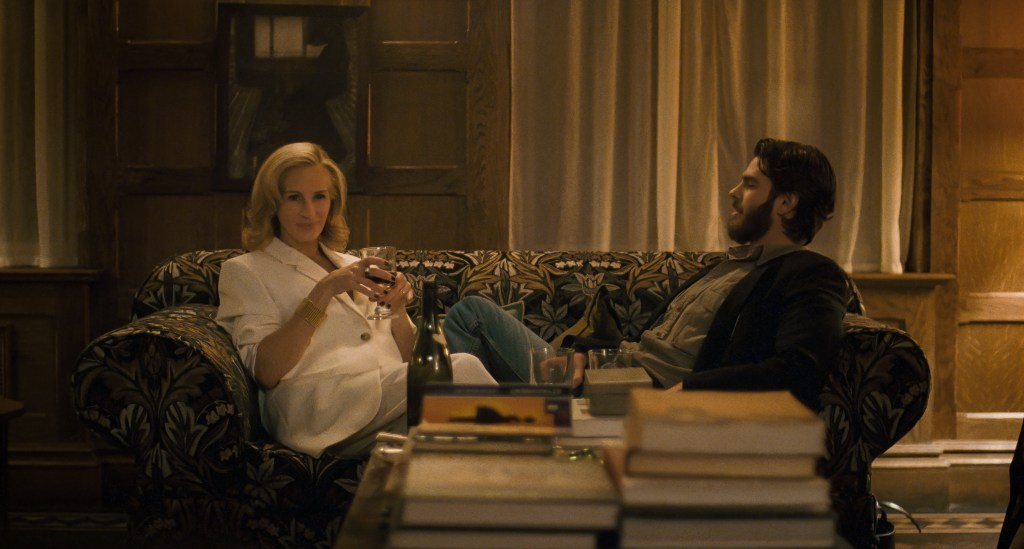 (De gauche à droite) Julia Roberts dans le rôle d'Alma et Andrew Garfield dans le rôle de Hank dans APRÈS LA CHASSE