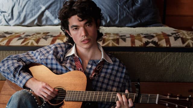 Conan Gray lance la nouvelle franchise « Artist Portrait » de Vevo avec une performance épurée de « Actor » filmé à Fire Island, donnant aux fans un aperçu intime de son monde créatif.