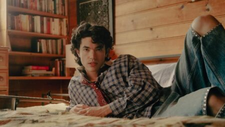 Conan Gray trouve sa vedette dans la nouvelle série « Artist Portrait » de Vevo