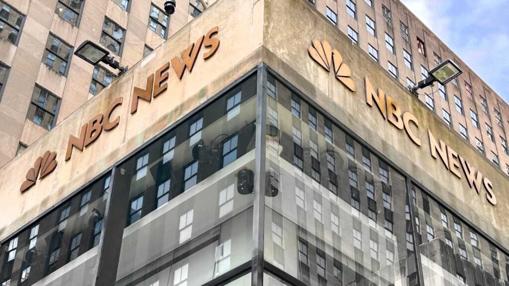 Les équipes de diversité LGBTQ+, latino-américaines, asiatiques et noires touchées par les licenciements de NBC News NBC News, building exterior, low angle view, Rockefeller Center, New York City, New York, USA.