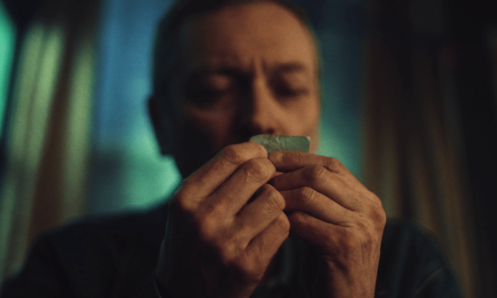 Michael Hodgson dans le rôle du père, Rich, sentant son ticket de tombola pour la viande.