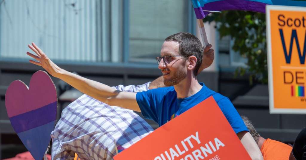 Le législateur Scott Wiener, 55 ans, se présente pour remplacer l'icône démocrate Nancy Pelosi, 85 ans. Le législateur Scott Wiener, 55 ans, se présente pour remplacer l'icône démocrate Nancy Pelosi, 85 ans.