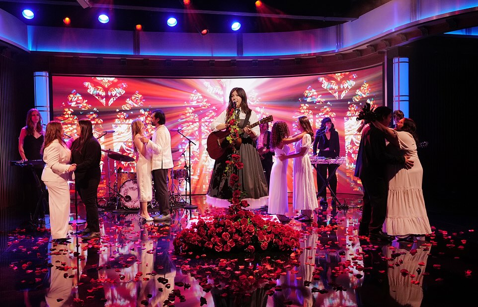 Lucy Dacus chante sur Jimmy Kimmel Live ! tandis que quatre couples dansent autour d'elle en costumes et robes de mariée.