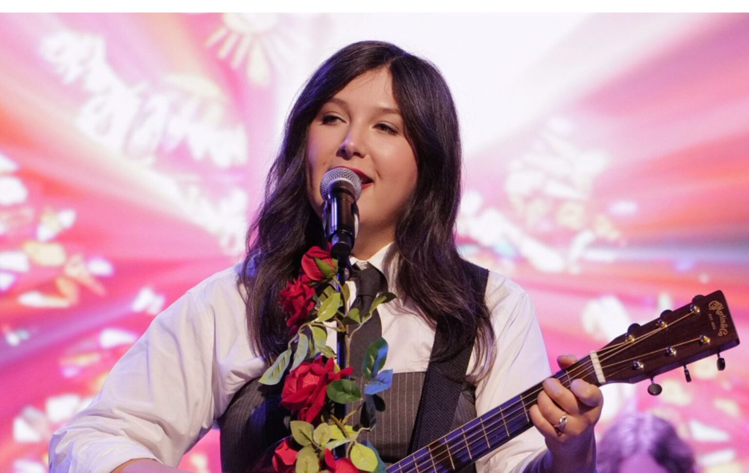 Lucy Dacus dit « f**k l’État » pour avoir reconsidéré l’égalité du mariage après avoir épousé des couples à la télévision Lucy Dacus singing on Jimmy Kimmel Live!