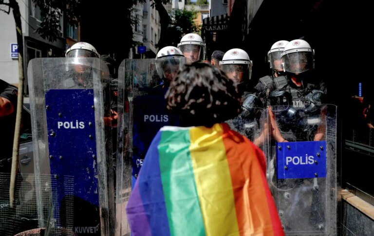La Turquie décide de réprimer davantage les droits LGBTQ+ : voici tous les faits