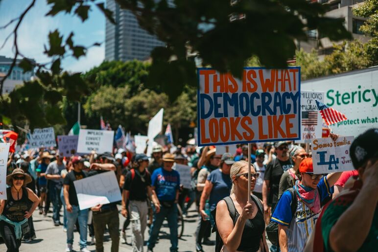 Des pancartes lors d'une manifestation.