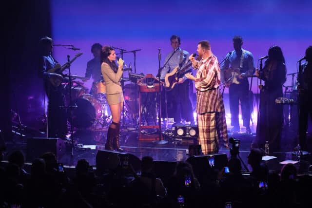 SIENNA SPIRO et Sam Smith se produisent sur scène lors de la résidence Sam Smith : « To Be Free New York City » à Varsovie le 15 octobre 2025 à New York. 
