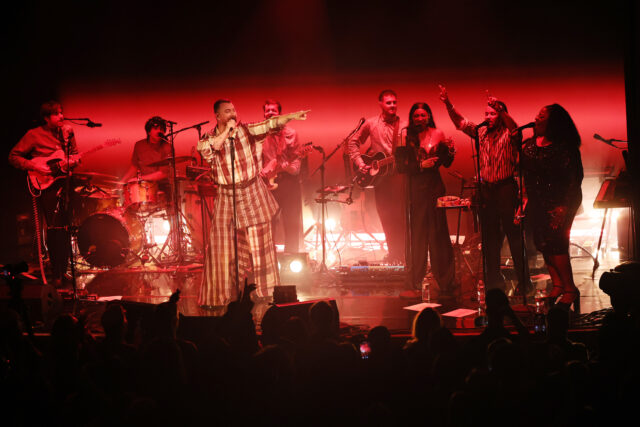 Sam Smith se produit sur scène lors de la résidence Sam Smith : « To Be Free New York City » à Varsovie le 15 octobre 2025 à New York. 