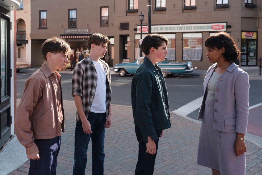 Luke Beattie, Redden Callaghan, Tom Hulshof, Taylour Paige dans It : Bienvenue à Derry