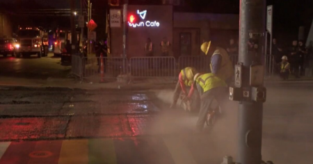 Des manifestants arrêtés au milieu de la nuit alors que Greg Abbott force le retrait des passages pour piétons arc-en-ciel