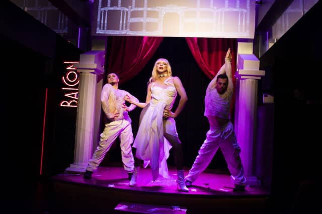 Découvrez le superbe hommage de Nick Gaga à Lady Gaga avec des costumes épiques, des chorégraphies et des performances inoubliables à New York.