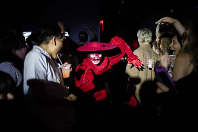 Découvrez le superbe hommage de Nick Gaga à Lady Gaga avec des costumes épiques, des chorégraphies et des performances inoubliables à New York.