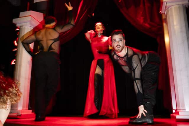 Découvrez le superbe hommage de Nick Gaga à Lady Gaga avec des costumes épiques, des chorégraphies et des performances inoubliables à New York.