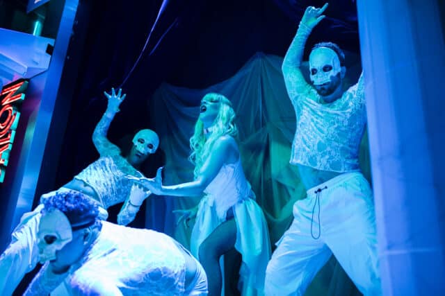 Découvrez le superbe hommage de Nick Gaga à Lady Gaga avec des costumes épiques, des chorégraphies et des performances inoubliables à New York.