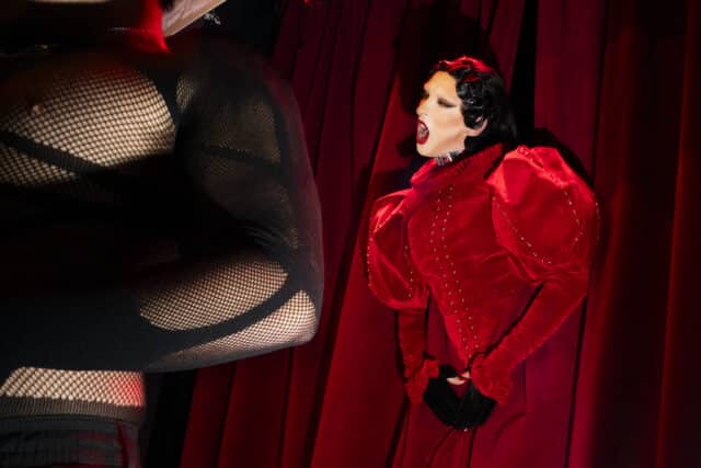 Découvrez le superbe hommage de Nick Gaga à Lady Gaga avec des costumes épiques, des chorégraphies et des performances inoubliables à New York.