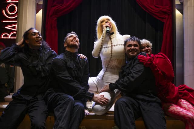 Découvrez le superbe hommage de Nick Gaga à Lady Gaga avec des costumes épiques, des chorégraphies et des performances inoubliables à New York.