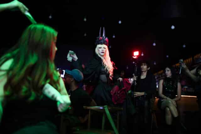 Découvrez le superbe hommage de Nick Gaga à Lady Gaga avec des costumes épiques, des chorégraphies et des performances inoubliables à New York.