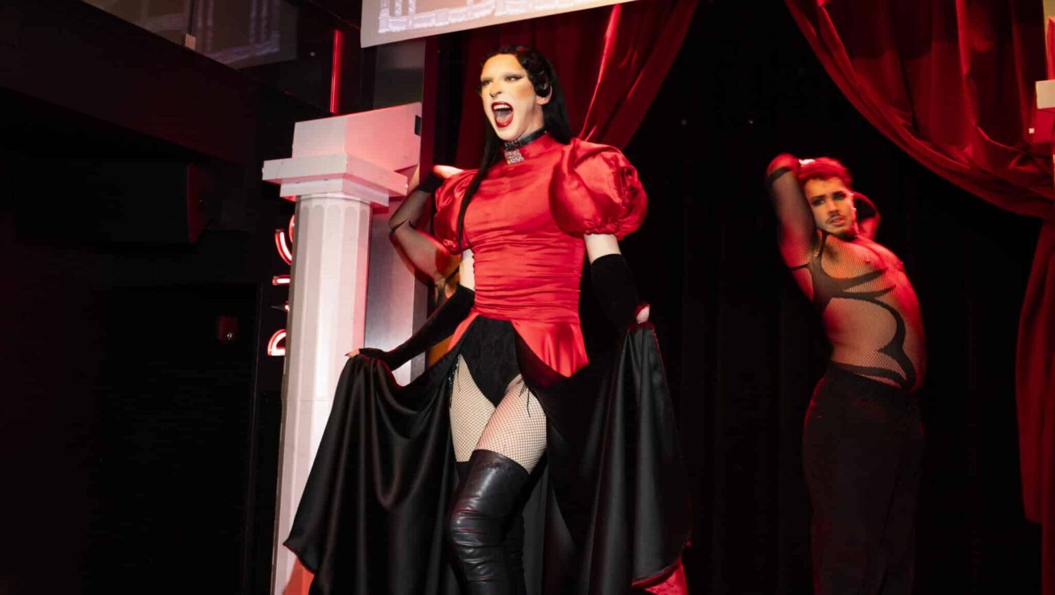 Nick Gaga donne vie au « Gaga Ball » avec des performances et des danseurs à couper le souffle Nick Gaga donne vie au « Gaga Ball » avec des performances et des danseurs à couper le souffle