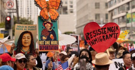 Les raids de l'ICE nuisent particulièrement aux immigrants queers, mais les communautés LGBTQ+ ripostent