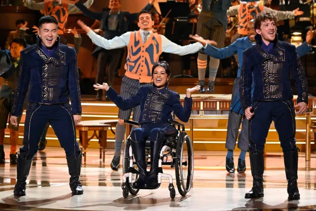 Bowen Yang, Marissa Bode et Ethan Slater dans « Wicked : One Wonderful Night ». 