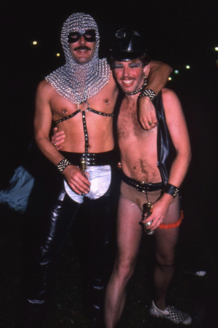Explorez les Halloweens des années 1980 à West Hollywood avec des travestissements scandaleux, un chaos ludique et des costumes emblématiques qui ont inspiré la communauté queer.