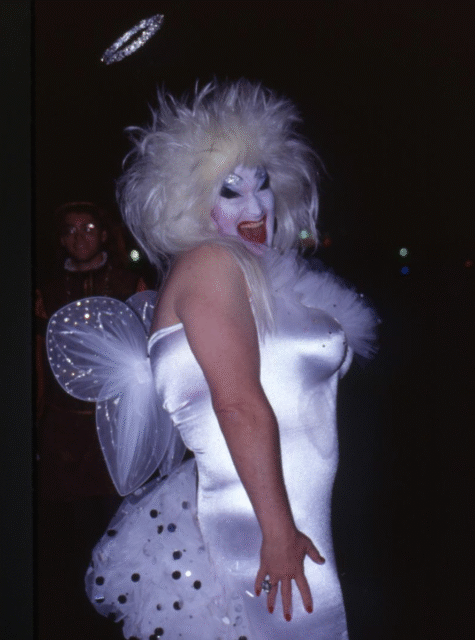 Explorez les Halloweens des années 1980 à West Hollywood avec des travestissements scandaleux, un chaos ludique et des costumes emblématiques qui ont inspiré la communauté queer.