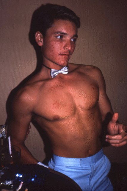 Explorez les Halloweens des années 1980 à West Hollywood avec des travestissements scandaleux, un chaos ludique et des costumes emblématiques qui ont inspiré la communauté queer.
