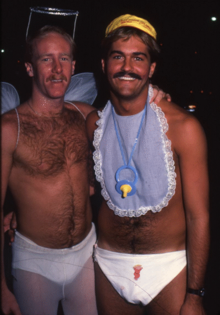 Explorez les Halloweens des années 1980 à West Hollywood avec des travestissements scandaleux, un chaos ludique et des costumes emblématiques qui ont inspiré la communauté queer.