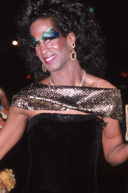 Explorez les Halloweens des années 1980 à West Hollywood avec des travestissements scandaleux, un chaos ludique et des costumes emblématiques qui ont inspiré la communauté queer.