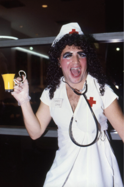 Explorez les Halloweens des années 1980 à West Hollywood avec des travestissements scandaleux, un chaos ludique et des costumes emblématiques qui ont inspiré la communauté queer.