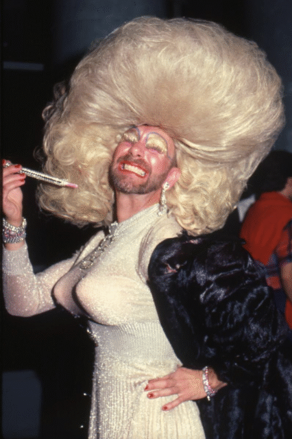 Explorez les Halloweens des années 1980 à West Hollywood avec des travestissements scandaleux, un chaos ludique et des costumes emblématiques qui ont inspiré la communauté queer.
