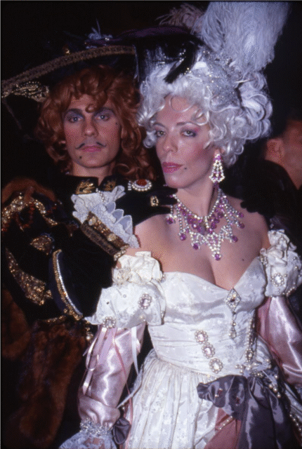 Explorez les Halloweens des années 1980 à West Hollywood avec des travestissements scandaleux, un chaos ludique et des costumes emblématiques qui ont inspiré la communauté queer.