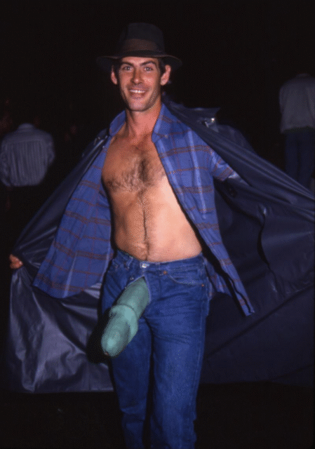 Explorez les Halloweens des années 1980 à West Hollywood avec des travestissements scandaleux, un chaos ludique et des costumes emblématiques qui ont inspiré la communauté queer.