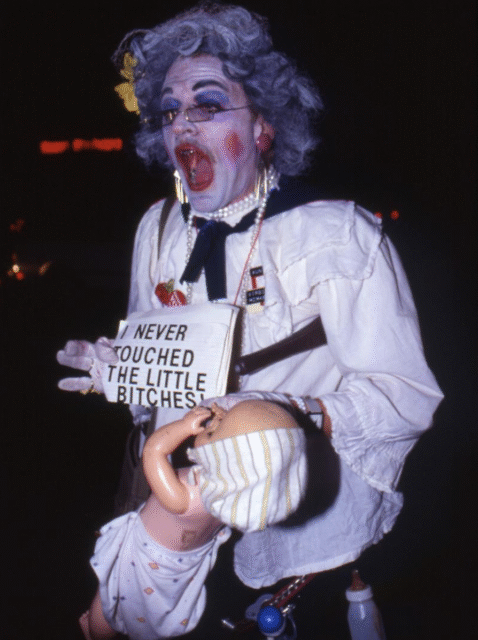 Explorez les Halloweens des années 1980 à West Hollywood avec des travestissements scandaleux, un chaos ludique et des costumes emblématiques qui ont inspiré la communauté queer.