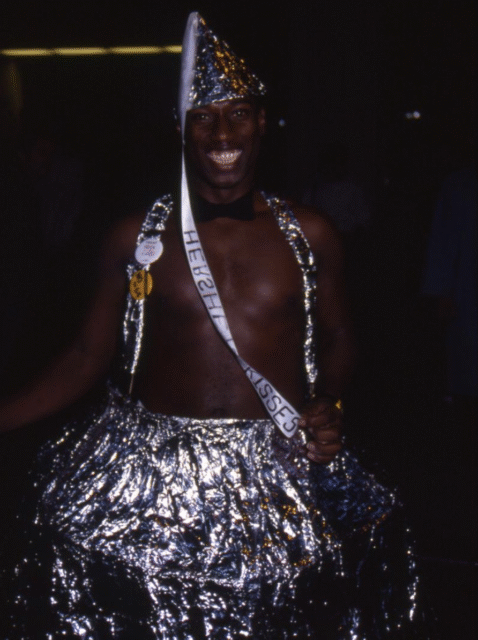 Explorez les Halloweens des années 1980 à West Hollywood avec des travestissements scandaleux, un chaos ludique et des costumes emblématiques qui ont inspiré la communauté queer.