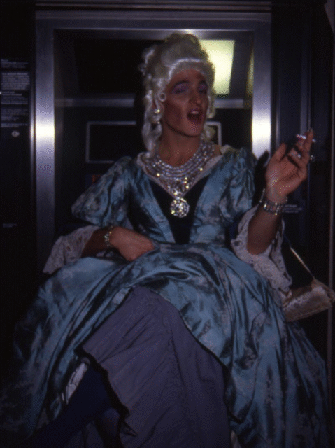 Explorez les Halloweens des années 1980 à West Hollywood avec des travestissements scandaleux, un chaos ludique et des costumes emblématiques qui ont inspiré la communauté queer.