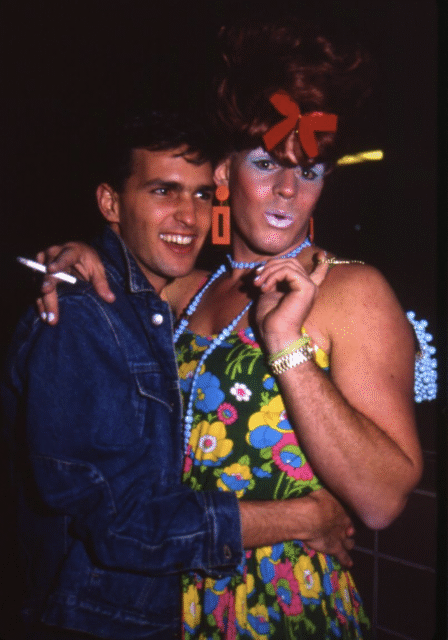 Explorez les Halloweens des années 1980 à West Hollywood avec des travestissements scandaleux, un chaos ludique et des costumes emblématiques qui ont inspiré la communauté queer.