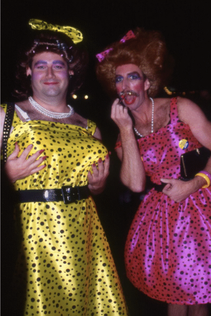 Explorez les Halloweens des années 1980 à West Hollywood avec des travestissements scandaleux, un chaos ludique et des costumes emblématiques qui ont inspiré la communauté queer.