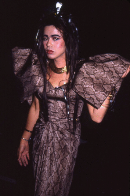 Explorez les Halloweens des années 1980 à West Hollywood avec des travestissements scandaleux, un chaos ludique et des costumes emblématiques qui ont inspiré la communauté queer.