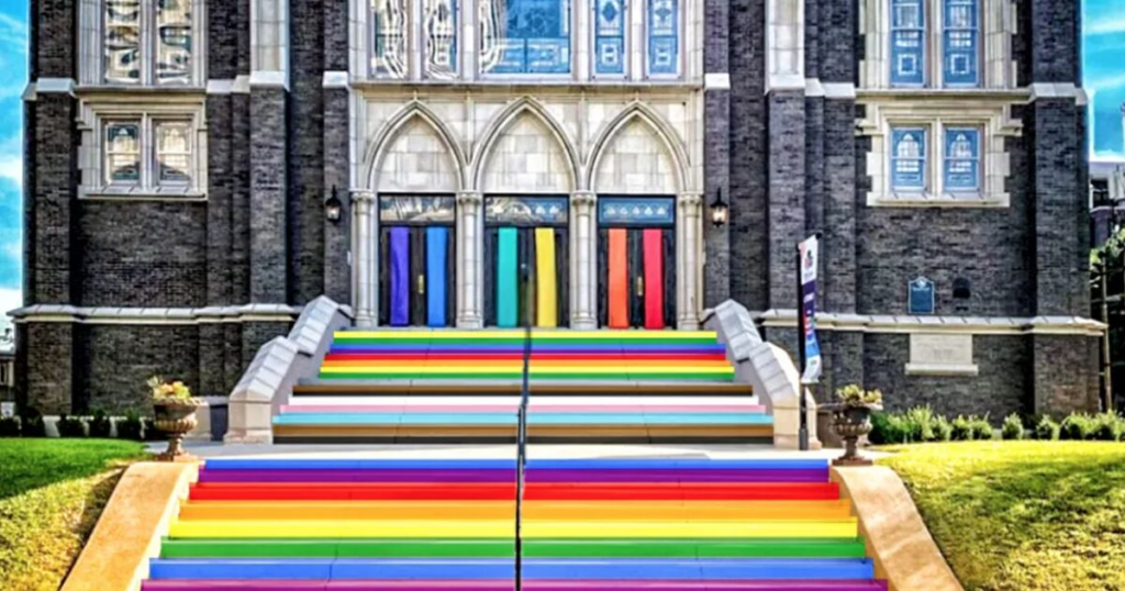 Greg Abbott supprime les passages pour piétons arc-en-ciel. Cette église a trouvé un moyen de riposter. Greg Abbott supprime les passages pour piétons arc-en-ciel. Cette église a trouvé un moyen de riposter.