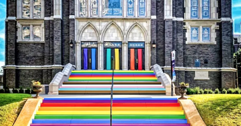 Greg Abbott supprime les passages pour piétons arc-en-ciel. Cette église a trouvé un moyen de riposter.
