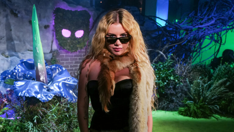 Comment Slayyyter a transformé le bal de plaisir de Grindr en la nuit la plus chaude de New York Comment Slayyyter a transformé le bal de plaisir de Grindr en la nuit la plus chaude de New York