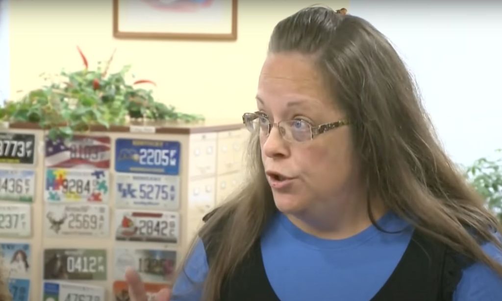 Kim Davis, une ancienne greffière du comté qui a refusé de délivrer des licences de mariage aux couples de même sexe dans le Kentucky, porte une tenue bleue alors qu'elle parle à quelqu'un hors caméra