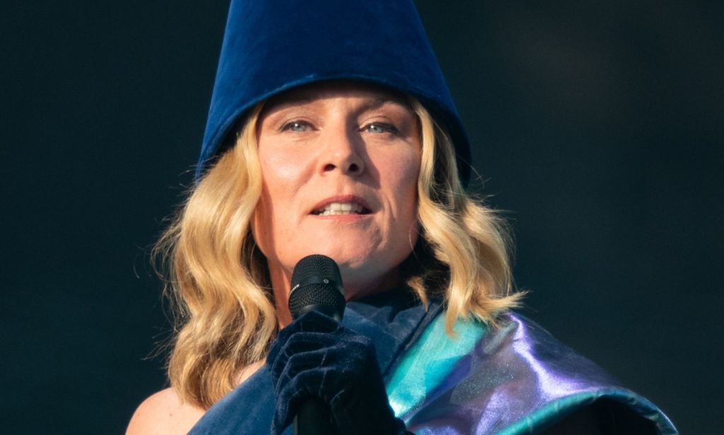 Róisín Murphy chante dans un microphone alors qu'elle est sur scène lors d'un concert.
