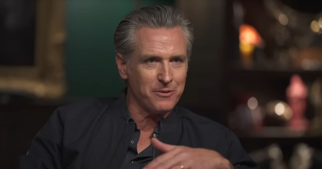 Gavin Newsom : Je ne suis pas transphobe, mon filleul est trans et j'ai signé des factures pro-trans Gavin Newsom : Je ne suis pas transphobe, mon filleul est trans et j'ai signé des factures pro-trans