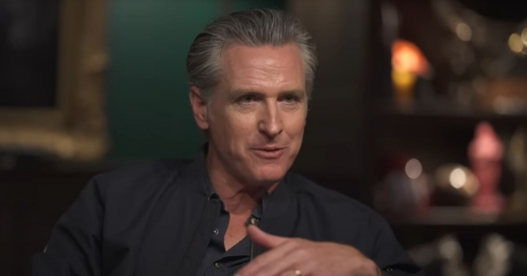 Gavin Newsom : Je ne suis pas transphobe, mon filleul est trans et j'ai signé des factures pro-trans Gavin Newsom : Je ne suis pas transphobe, mon filleul est trans et j'ai signé des factures pro-trans