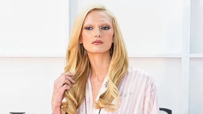 Le père d'Alex Consani porte un t-shirt « Protect the Dolls » au Vogue World: Hollywood 2025 Alex Consani Vogue World