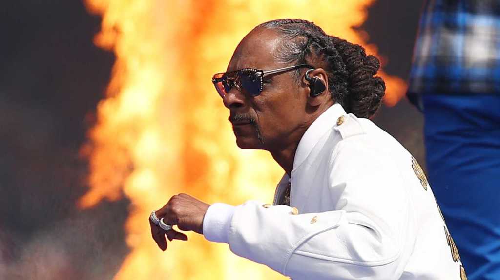 Snoop Dogg se produit lors du match de la grande finale de l'AFL entre Geelong Cats et Brisbane Lions au Melbourne Cricket Ground le 27 septembre 2025 à Melbourne, en Australie.
